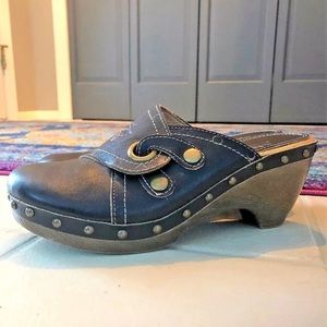 L’Artiste by Spring Step Black Flutter Clogs 8 US